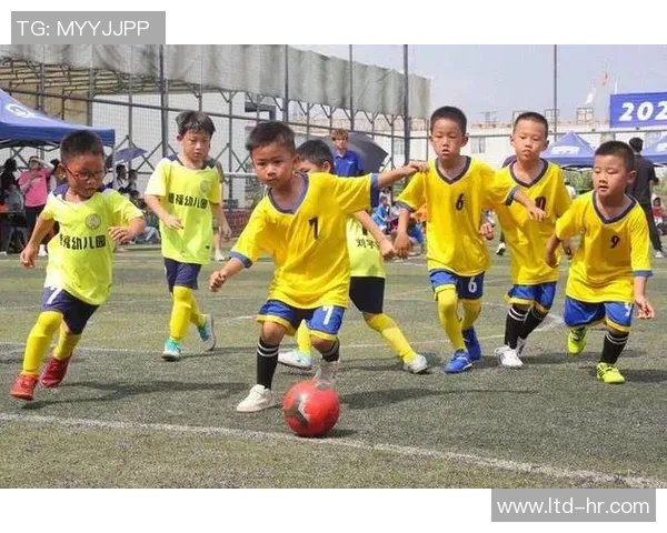 足球明星与孩子们的互动趣事视频引发热议,感受足球的魅力与快乐